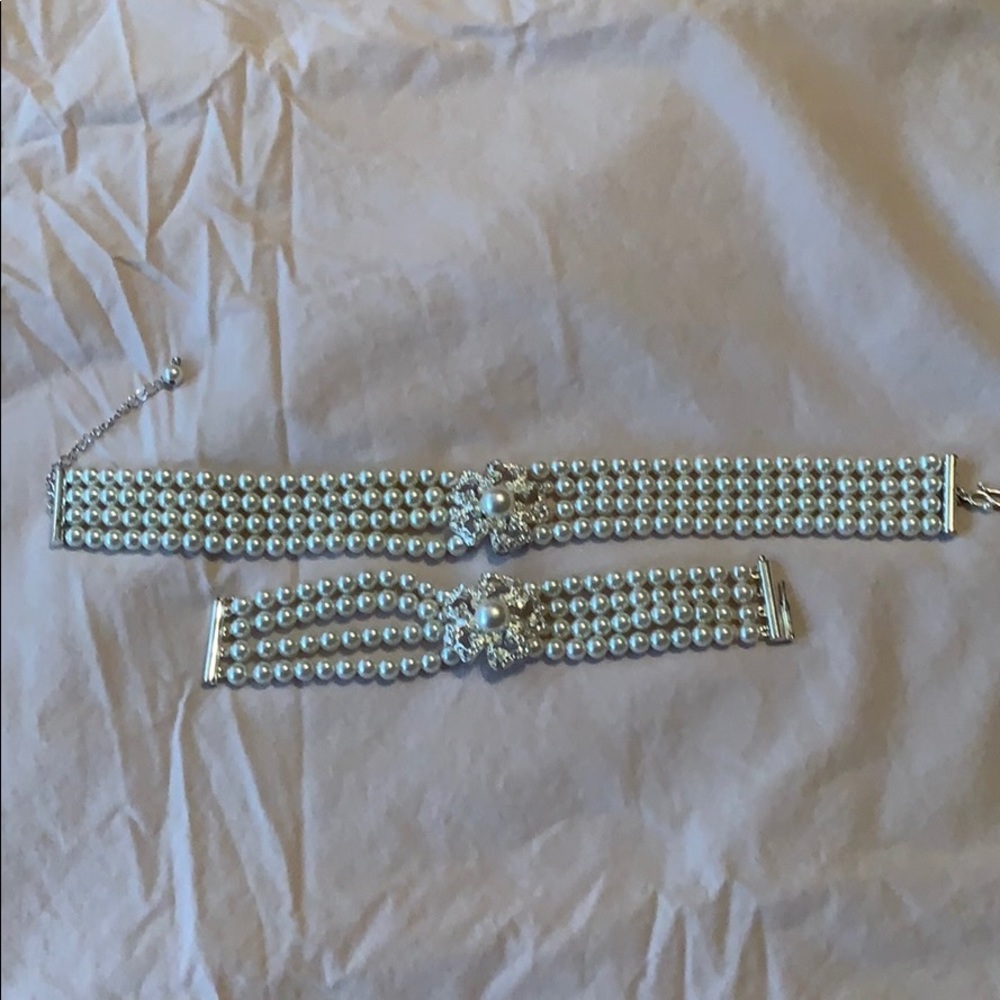 Beautiful pearl choker and bracelet set